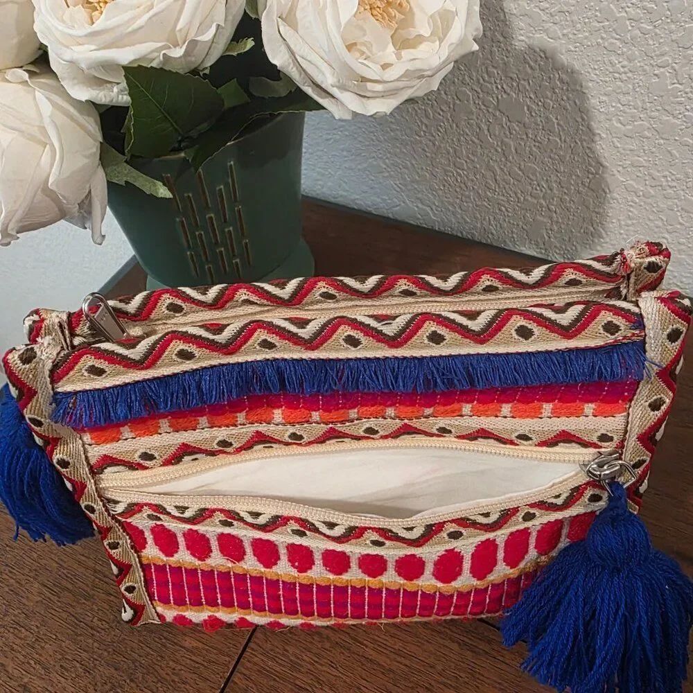 Jen & Co Emberlyn Triangular Pouch - Picture 3 of 6